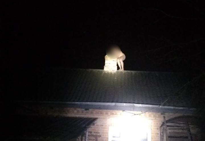 У Луцьку чоловік голяка хотів стрибнути з даху будинку
