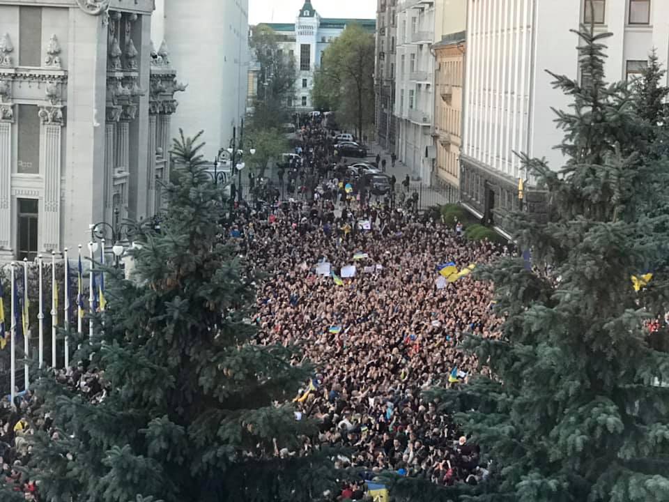 “Дякуємо, Петре”: у Києві прихильники Порошенка влаштували акцію. ВІДЕО