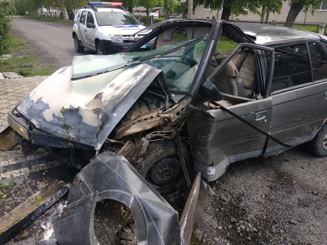 У Луцьку автомобіль влупився у паркан, водій травмувався