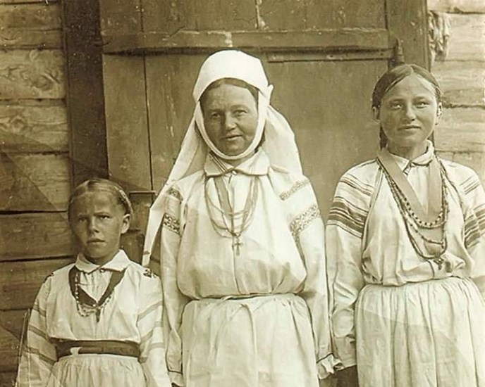 Як одягались любешівські жінки сто років тому. РЕТРОФОТО