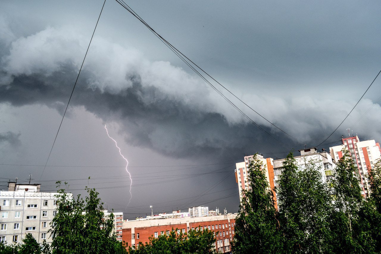 Західну Україну накриє негода:  штормовий вітер, гроза і град