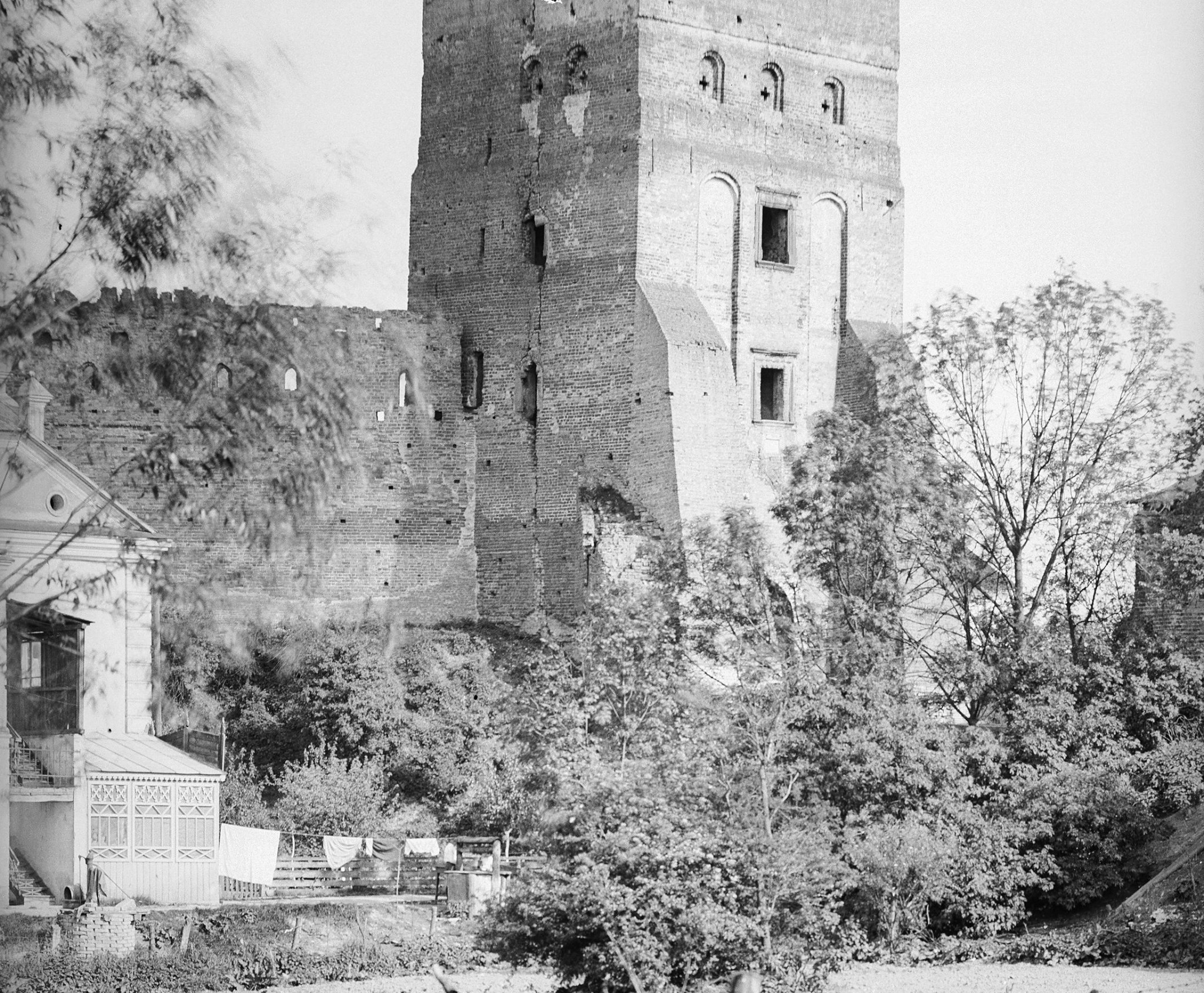 Без “корони” та з величезними тріщинами: замок Любарта майже 100 років тому. РЕТРОФОТО
