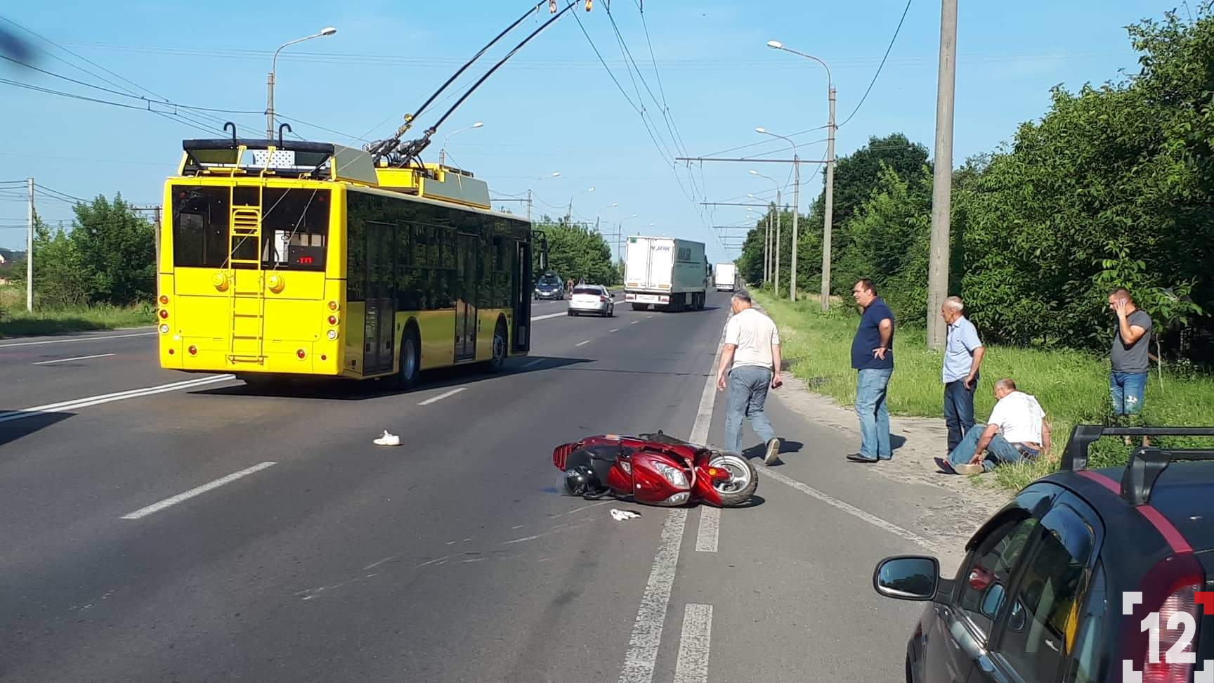 Під Луцьком – аварія за участю тролейбуса і скутера. ФОТО