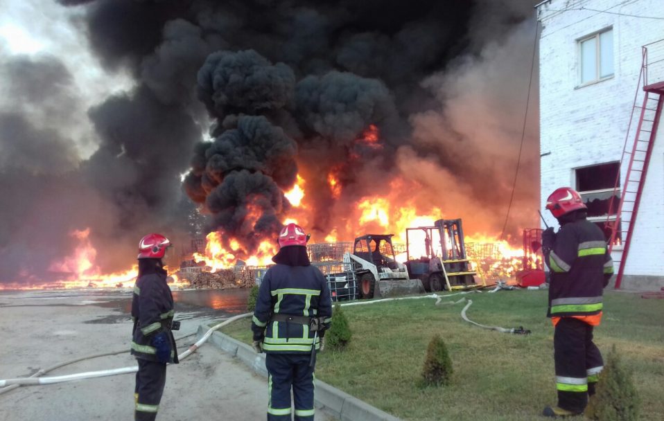 На хімічному підприємстві біля Львова – масштабна пожежа. ФОТО. ВІДЕО