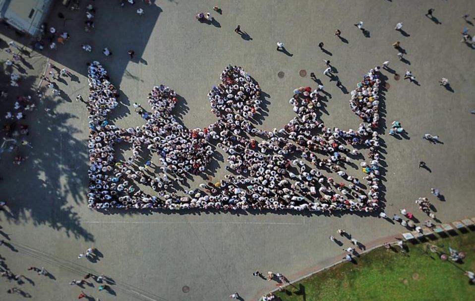 У Луцьку кілька сотень людей вишикувалися у “корону Вітовта”. ФОТО