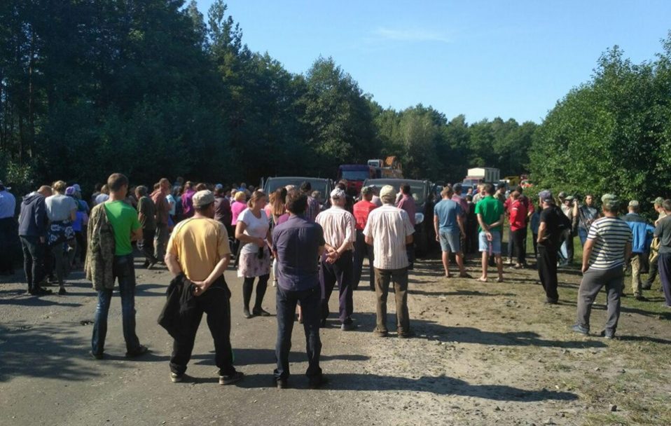 У Маневицькому районі селяни заблокували техніку «Волиньприродресурсу». ФОТО