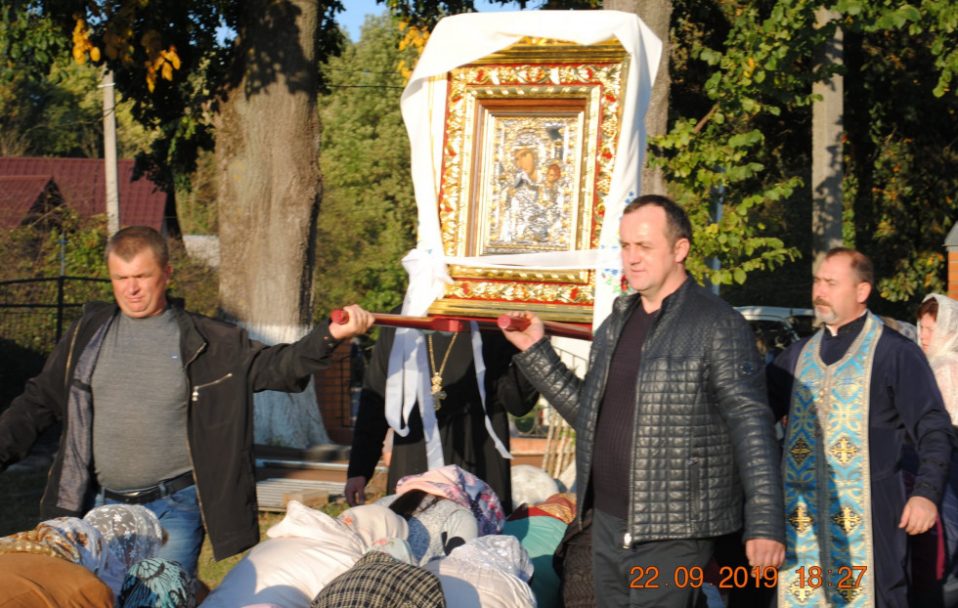 У село під Луцьком привезли унікальну чудотворну ікону з Афону. ФОТО