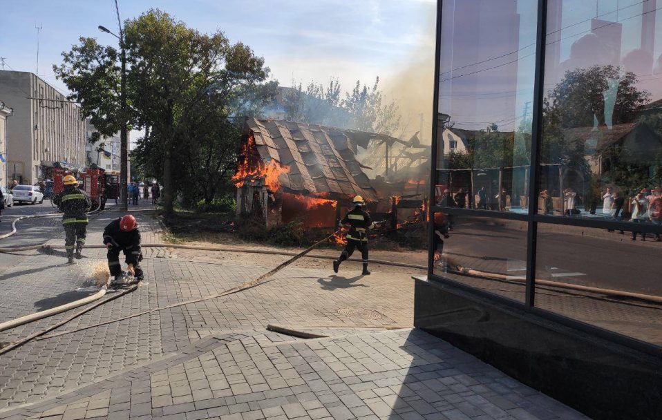 У центрі Луцька вщент згорів будинок: поліція каже, що підпалили