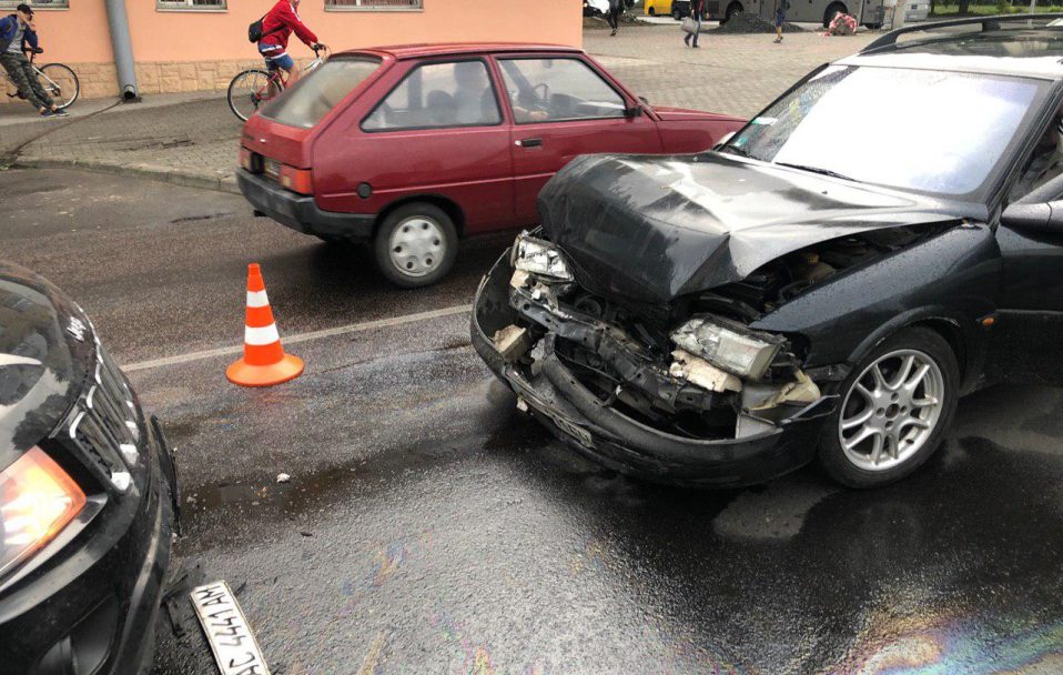 Аварія у Луцьку: машини врізалися лоб в лоб. ФОТО