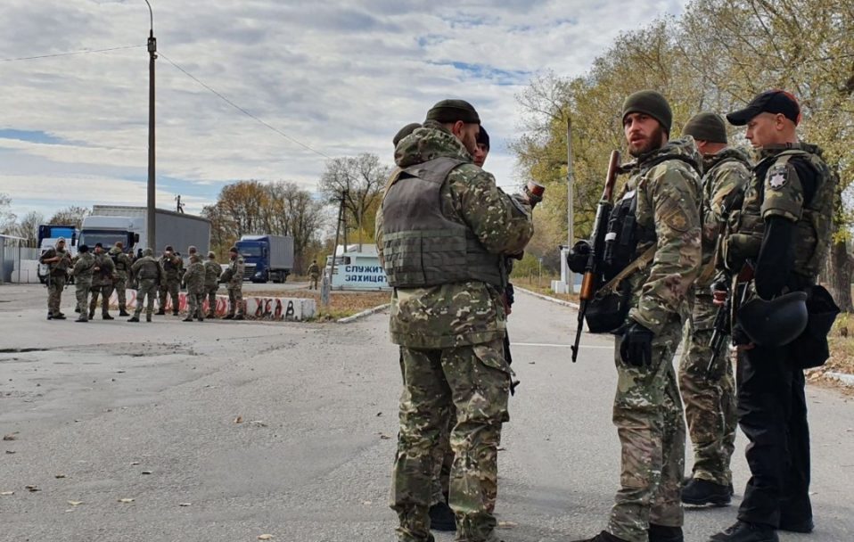 Добровольці їдуть у Золоте на Луганщині: хочуть не допустити розведення військ