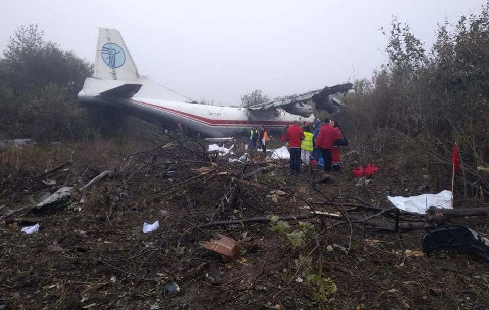 Біля Львова впав військовий літак: є загиблі. ФОТО