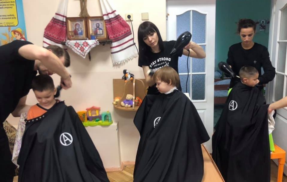 Команда луцьких стилістів зробила зачіски вихованцям обласного будинку дитини. ФОТО