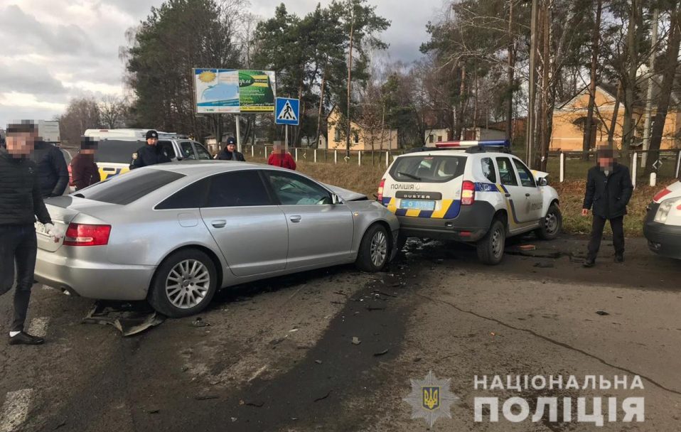 Автомобіль Audi A-6 протаранив поліцейський Renault: деталі ДТП у Ковелі