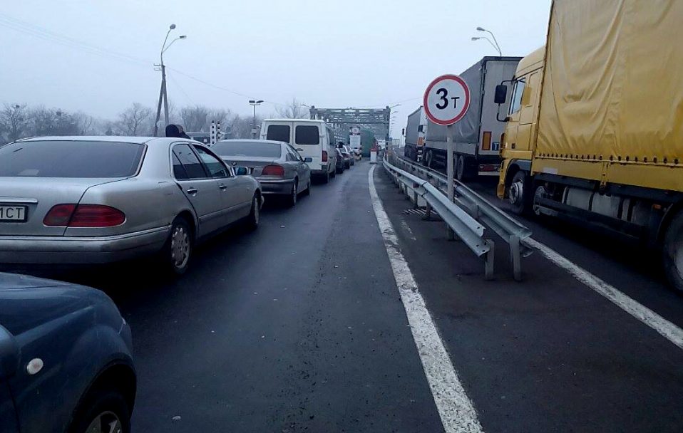 На кордоні з Польщею у чергах стоять понад 250 машин