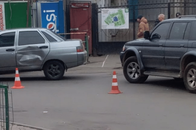 У Луцьку – аварія біля Варшавського ринку. Стукнулися “Mitsubishi” та “Lada”. ФОТО