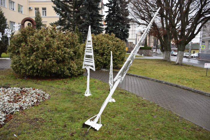 Вандали пошкодили  святкову інсталяцію біля Луцькради. ФОТО. ВІДЕО