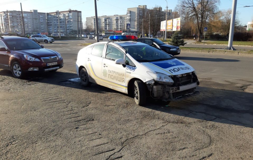У Луцьку трапилась ДТП за участю поліцейської машини. ФОТО