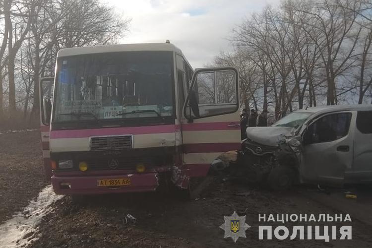 Автобус “Івано-Франківськ – Луцьк” потрапив у ДТП: двоє людей у лікарні