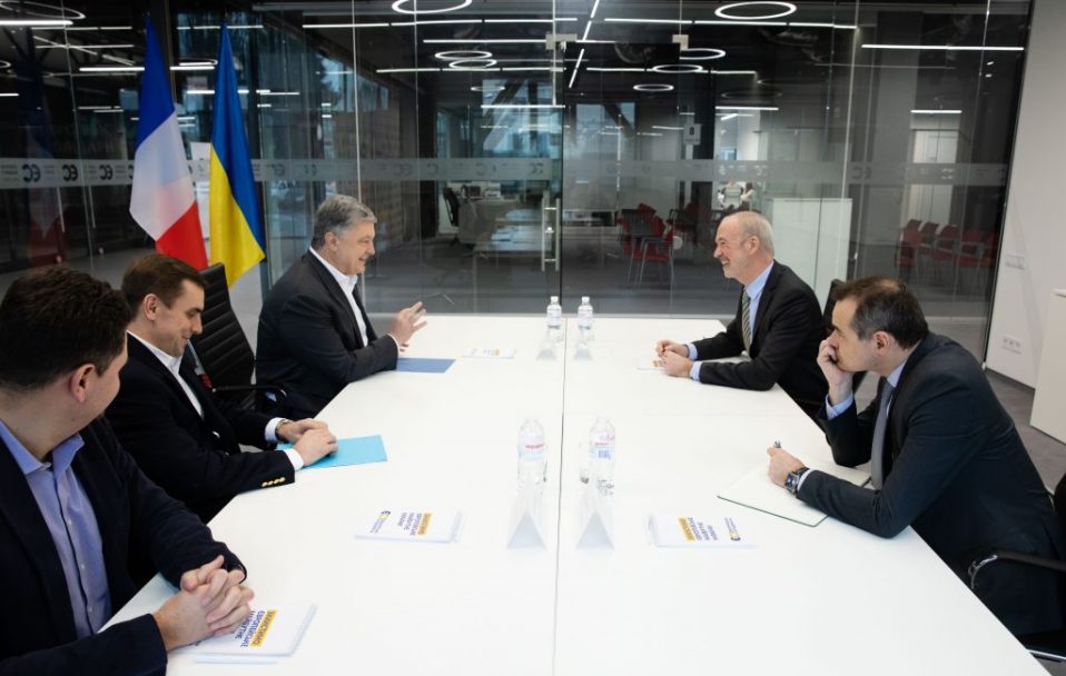 Важливо зберегти санкції проти Росії, –  п’ятий Президент України на зустрічі з послом Франції
