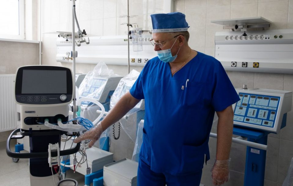 Благодійники передали в київську лікарню ще 8 апаратів ШВЛ