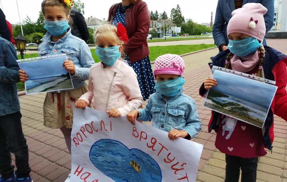Діти прийшли на акцію під стіни Волинської ОДА: просили врятувати Світязь. ФОТО