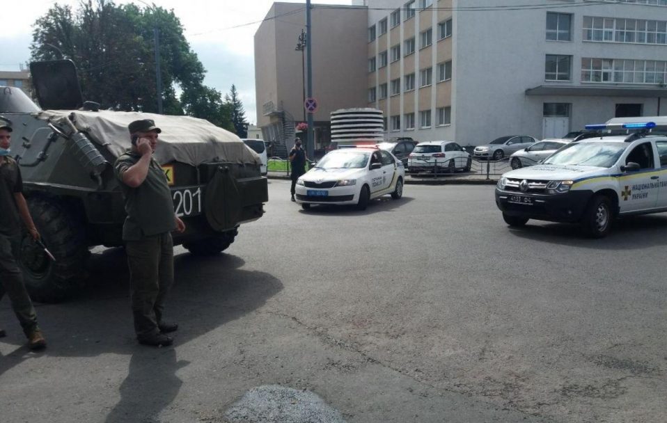 Заручниця з автобуса в Луцьку подзвонила журналістам. Розмовляв терорист