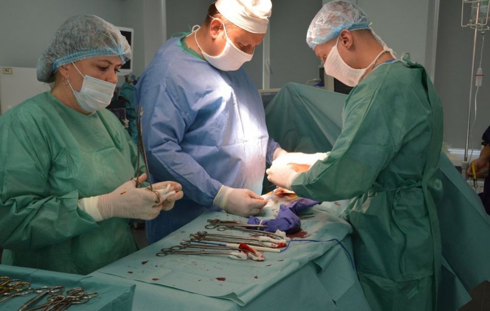 Одразу дві родинні трансплантації: на Волині доньці пересадили нирку від матері, а синові – від батька