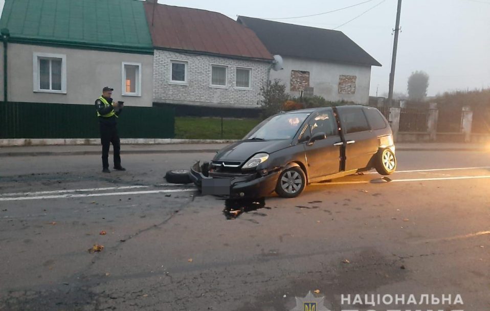 ДТП у Горохові: 17-річна пасажирка випала з автівки, її госпіталізували. ФОТО
