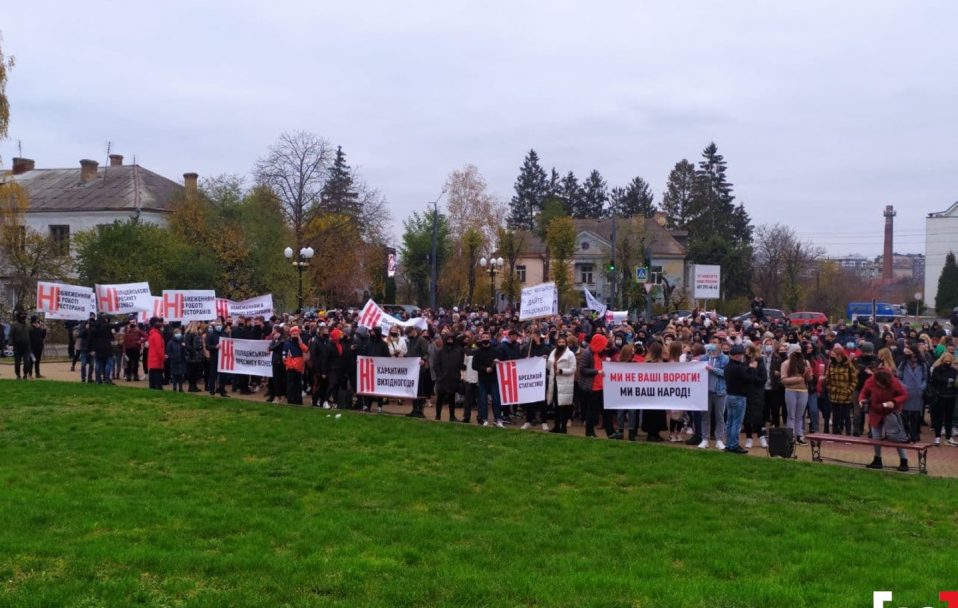 У Луцьку сотні людей вийшли на мітинг: виступають проти карантину вихідного дня. ФОТО