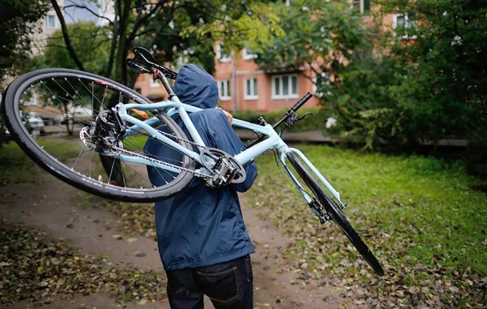 У Луцьку чоловік побив підлітка і забрав його велосипед
