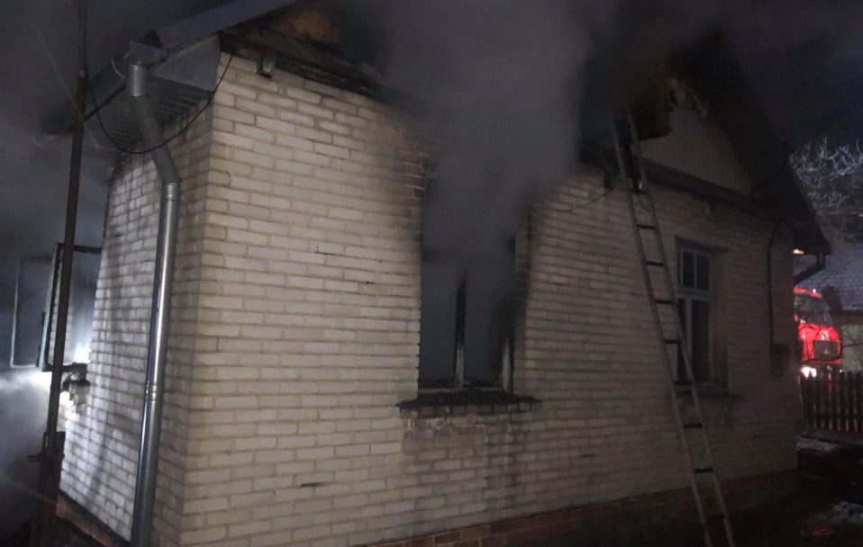 Пожежа на Волині: з палаючого будинку рятувальники винесли двох людей