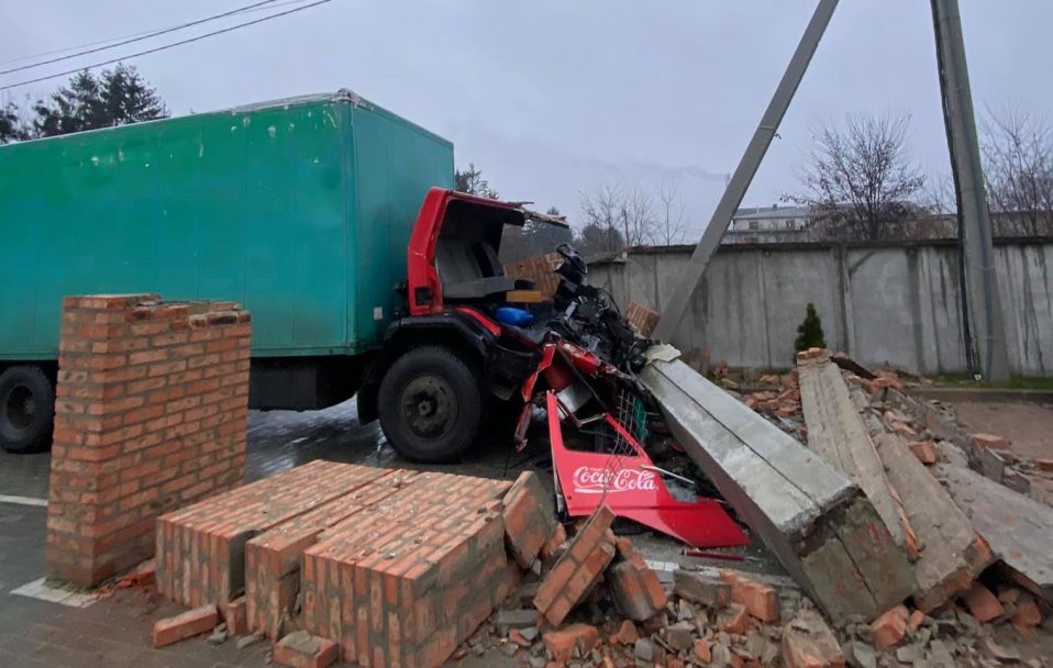 У Луцьку вантажівка знесла бетонну арку. ФОТО