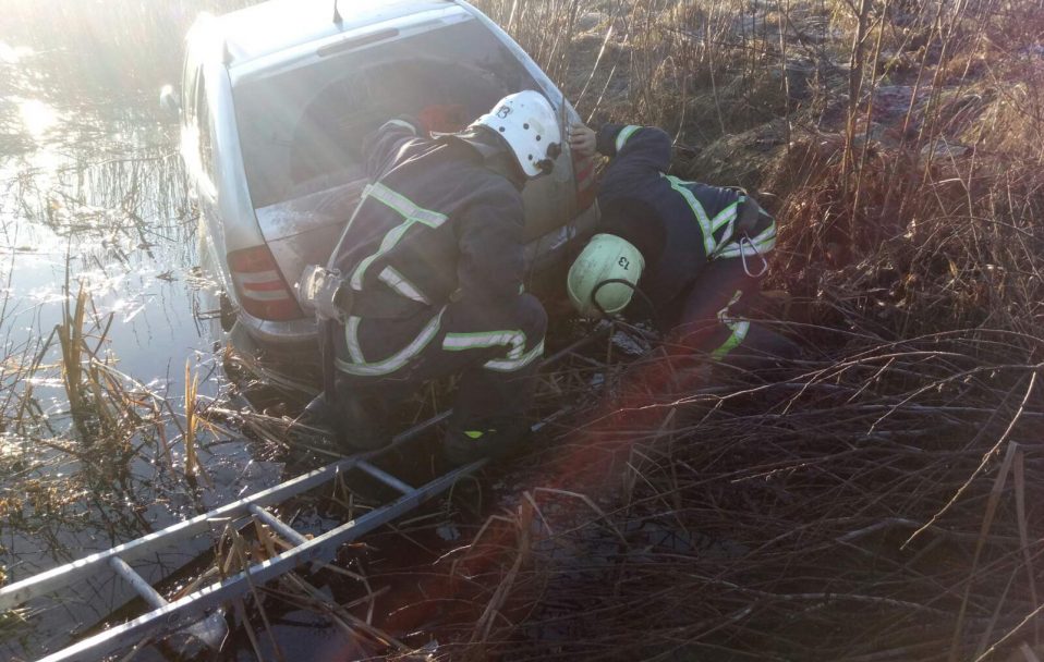 ДТП на Волині: автівка злетіла з дороги, її витягали рятувальники. ФОТО