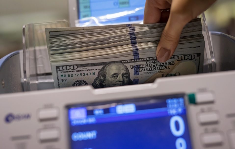 Долар продовжує стрімко рости: який курс валют в обмінниках Луцька 23 грудня