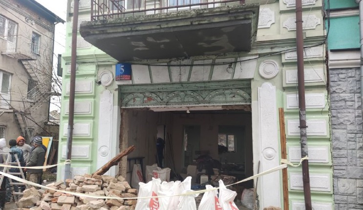 Чому робітники розбили частину стіни у історичному будинку на Сенаторки Левчанівської. ВІДЕО