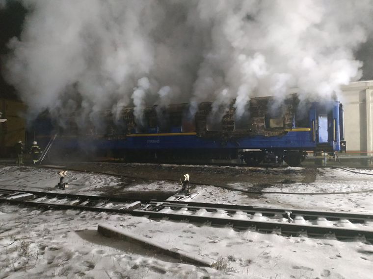 На Полтавщині згорів вагон потяга, двоє людей загинули