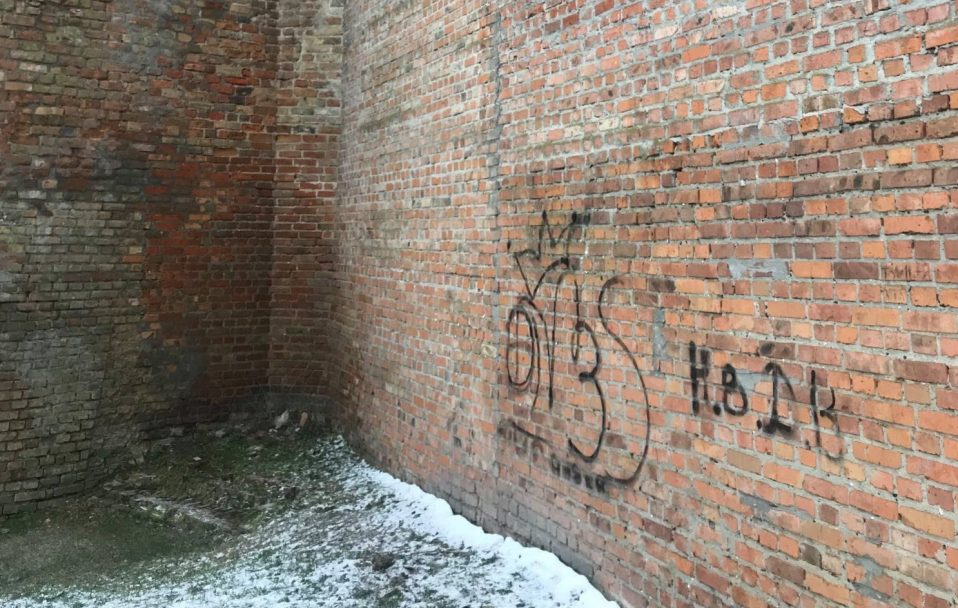 У Луцьку вандали розмалювали стіни замку Любарта. ФОТО