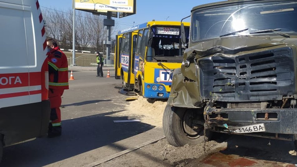 Постраждали 10 людей: у поліції прокоментували аварію за участю маршрутки в Луцьку. ВІДЕО