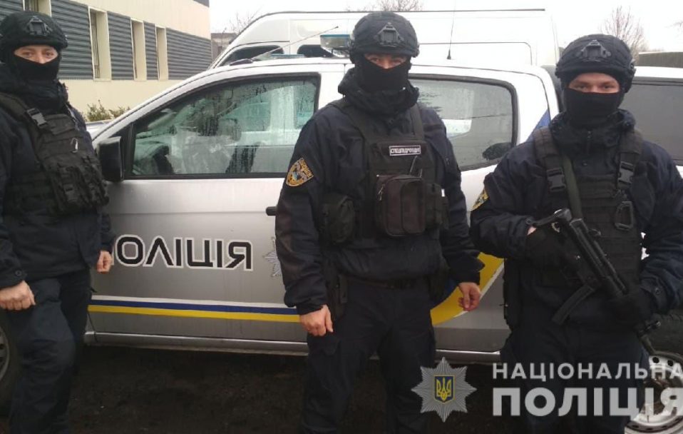 Біля гуртожитку в Луцьку чоловік погрожував пістолетом студентам