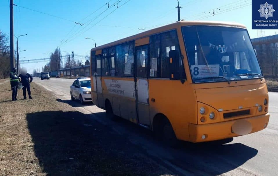 Проїхав на червоне: у Луцьку оштрафували водія маршрутки, який порушив ПДР. ВІДЕО