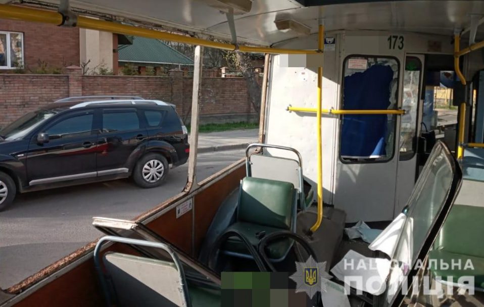У Луцьку пасажир потрощив вікна тролейбуса. ФОТО