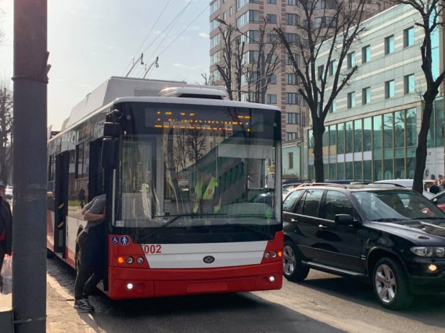У Луцьку – аварія за участю тролейбуса. ФОТО