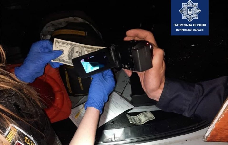 П’яний водій в Луцьку хотів “відмазатися” від поліції за 400 доларів