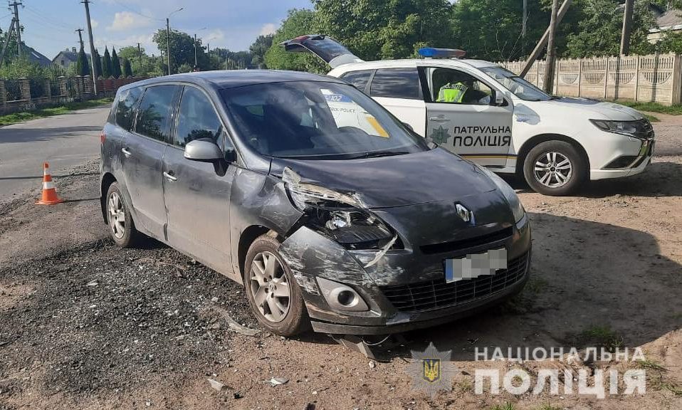 ДТП у Луцьку: зіткнулися Renault і ВАЗ, одного водія госпіталізували. ФОТО