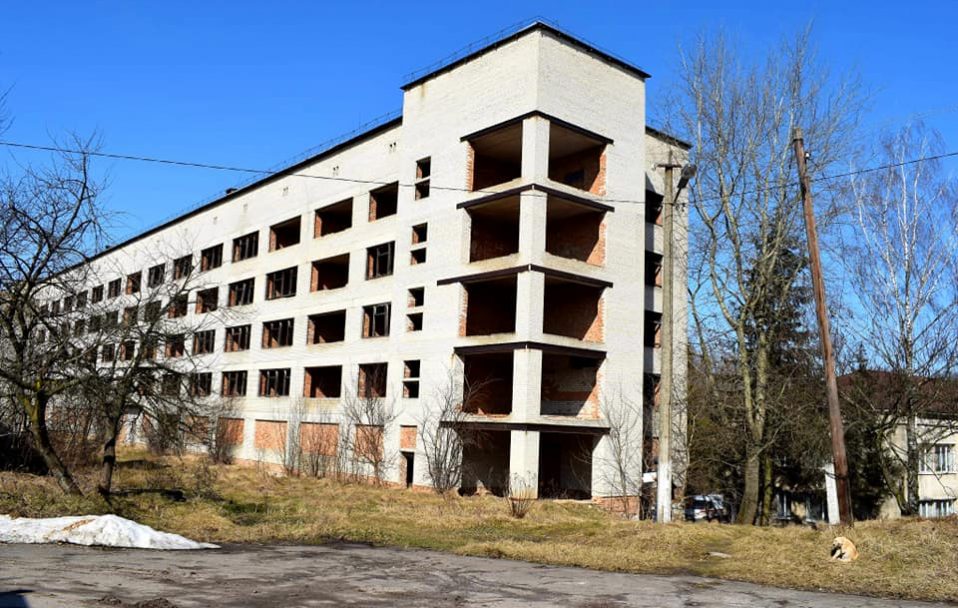 Стоїть вже 30 років: у Горохові продадуть недобудований корпус лікарні