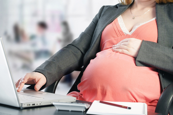 Що робити вагітній жінці, коли її хочуть звільнити з роботи? Поради волинської адвокатки