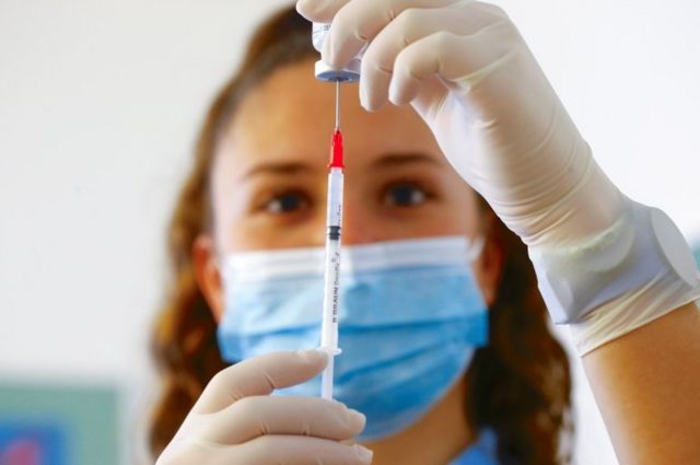 Чи може вакцина заразити людину коронавірусом?