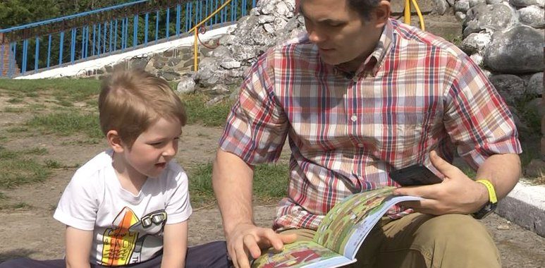 Як подружжя з Луцька навчило п’ятирічного сина розмовляти двома мовами