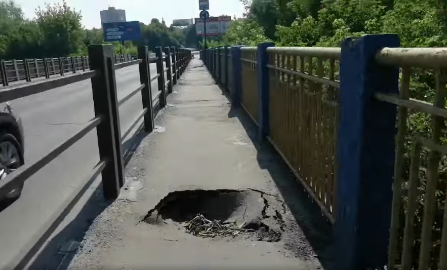 На мосту на Шевченка утворилося провалля. ВІДЕО