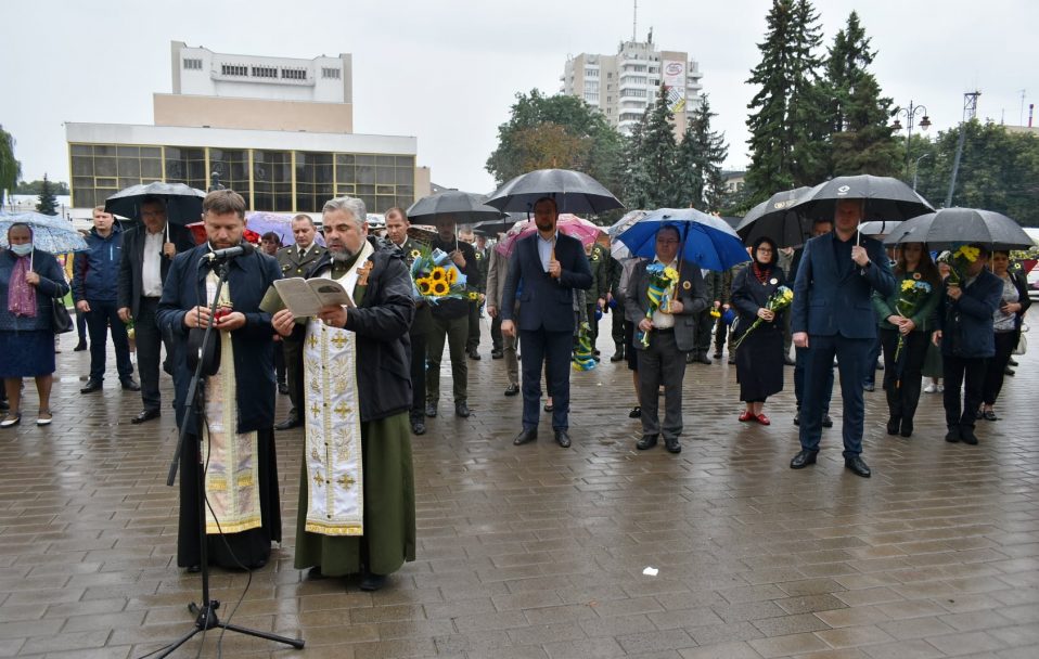 «Сьогодні плаче Бог і плаче Україна». У Луцьку вшанували пам’ять полеглих захисників. ФОТО